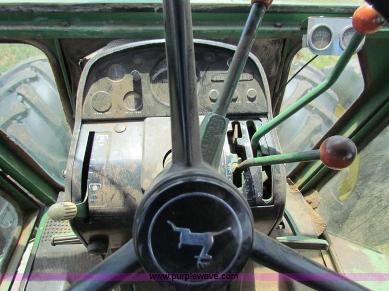 image for item B7256 John Deere 7520 tractor