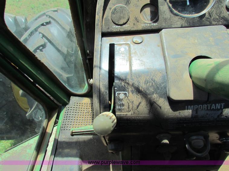 image for item B7256 John Deere 7520 tractor