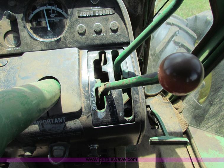 image for item B7256 John Deere 7520 tractor