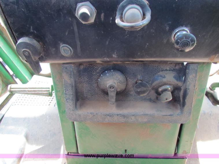 image for item B7256 John Deere 7520 tractor