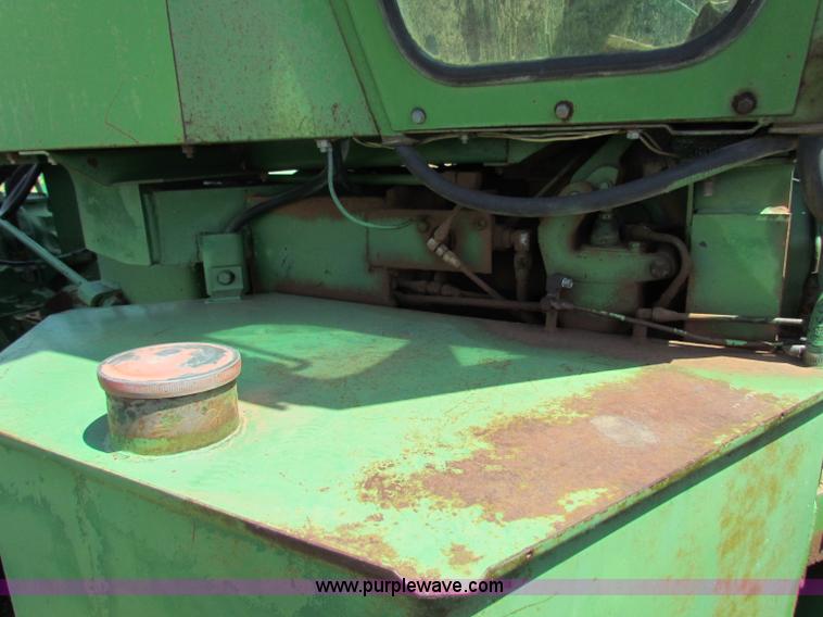 image for item B7256 John Deere 7520 tractor