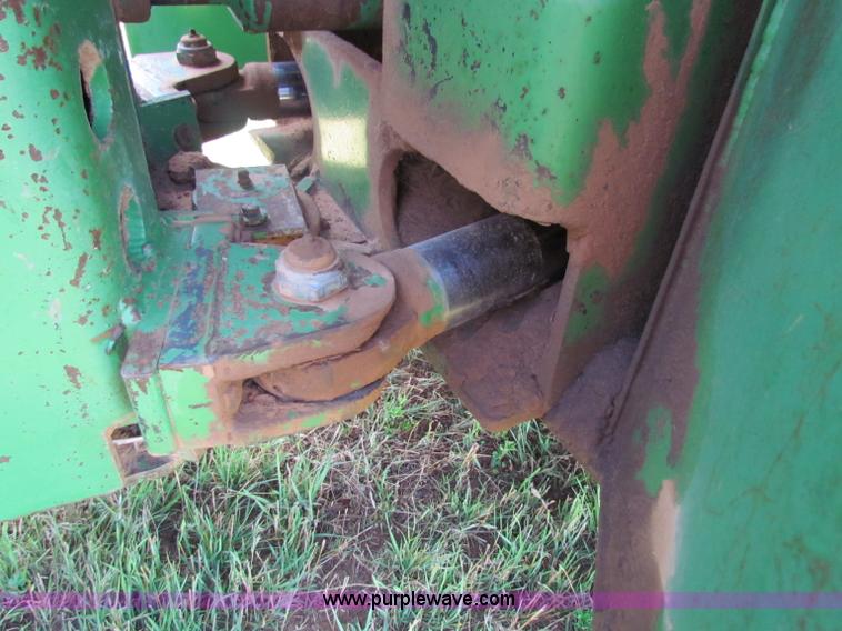 image for item B7256 John Deere 7520 tractor