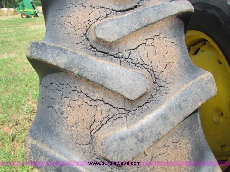 image for item B7256 John Deere 7520 tractor