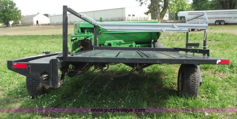 image for item C2105 2005 Hoelscher 1000 bale accumulator