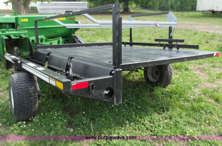 image for item C2105 2005 Hoelscher 1000 bale accumulator