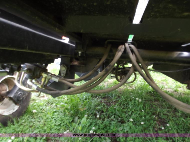 image for item C2105 2005 Hoelscher 1000 bale accumulator