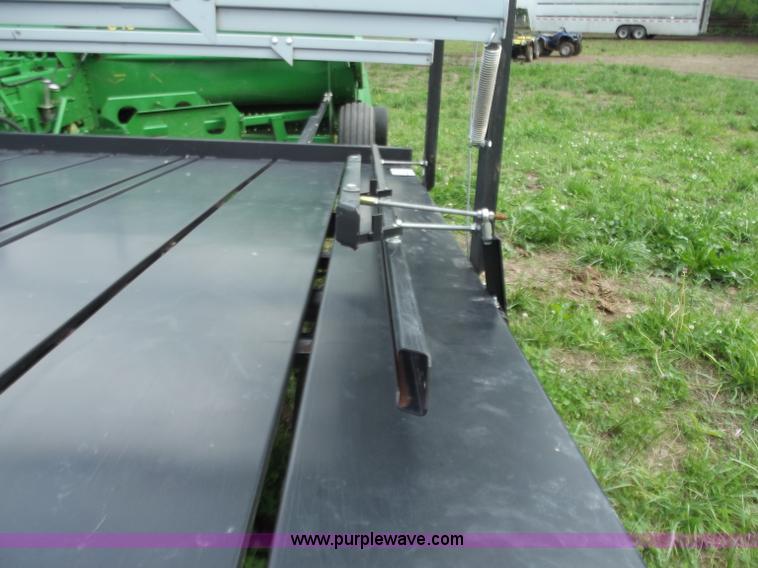 image for item C2105 2005 Hoelscher 1000 bale accumulator