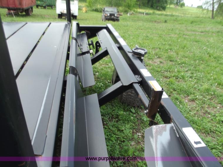 image for item C2105 2005 Hoelscher 1000 bale accumulator