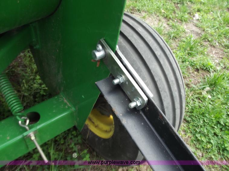 image for item C2105 2005 Hoelscher 1000 bale accumulator