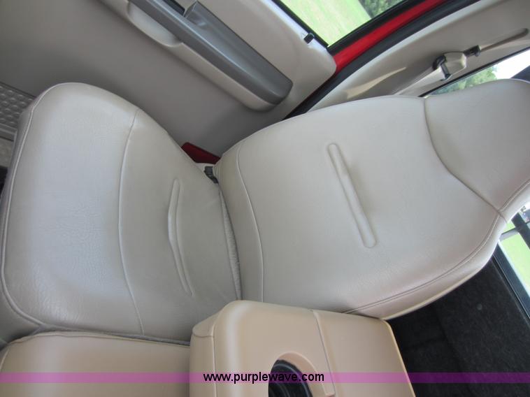 image for item C5496 2001 Ford F450 XL Super Duty flatbed pickup truck