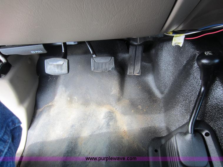 image for item C5496 2001 Ford F450 XL Super Duty flatbed pickup truck