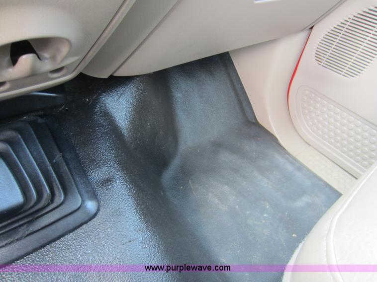 image for item C5496 2001 Ford F450 XL Super Duty flatbed pickup truck