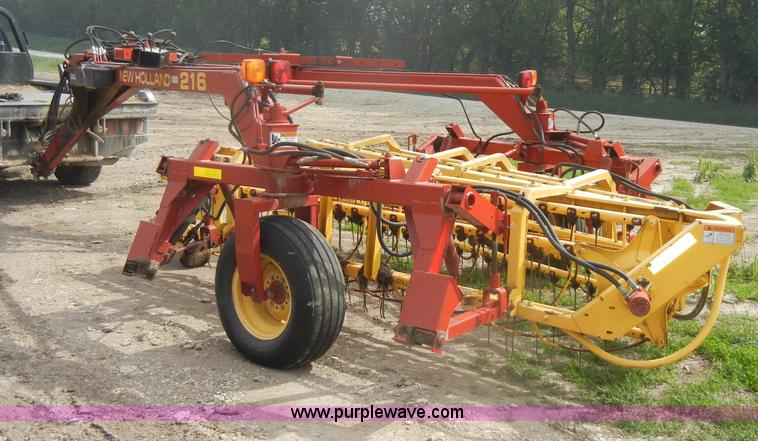 image for item D4073 2005 New Holland 216 twin rake