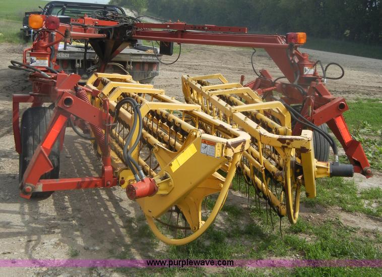 image for item D4073 2005 New Holland 216 twin rake