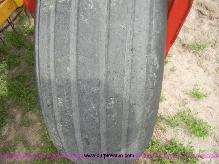 image for item D4073 2005 New Holland 216 twin rake