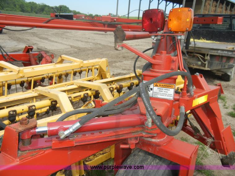 image for item D4073 2005 New Holland 216 twin rake