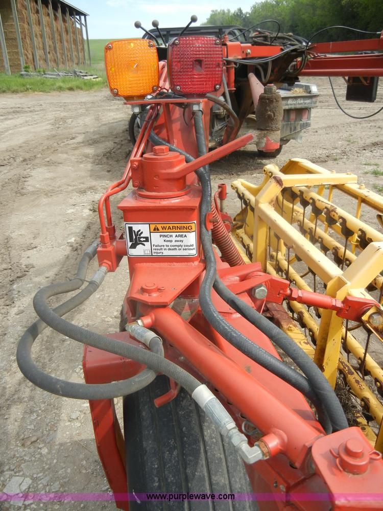 image for item D4073 2005 New Holland 216 twin rake
