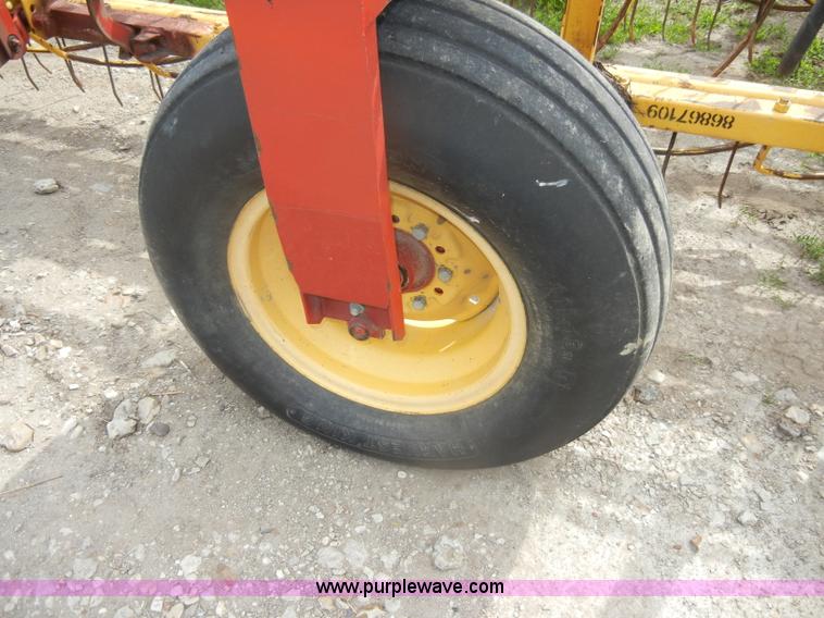 image for item D4073 2005 New Holland 216 twin rake