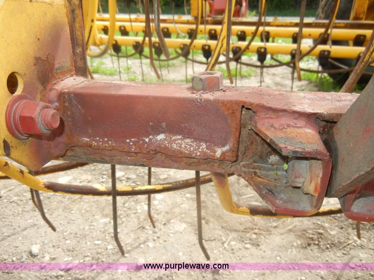 image for item D4073 2005 New Holland 216 twin rake