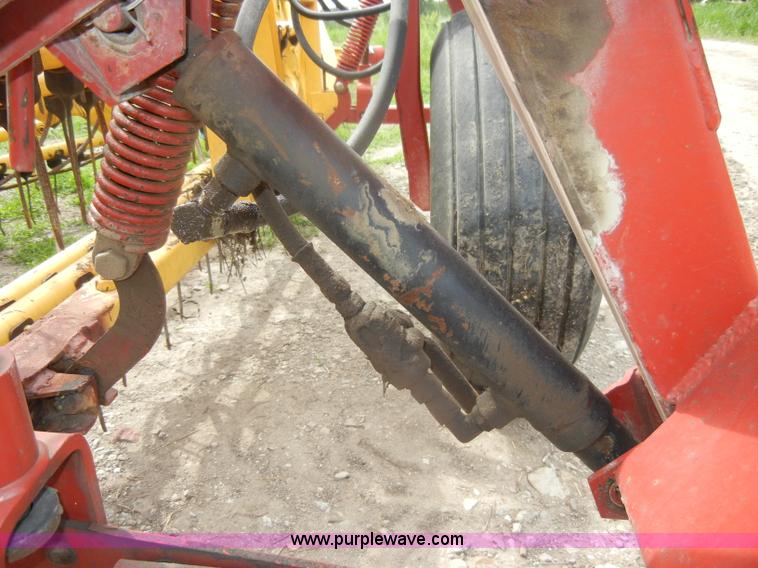 image for item D4073 2005 New Holland 216 twin rake