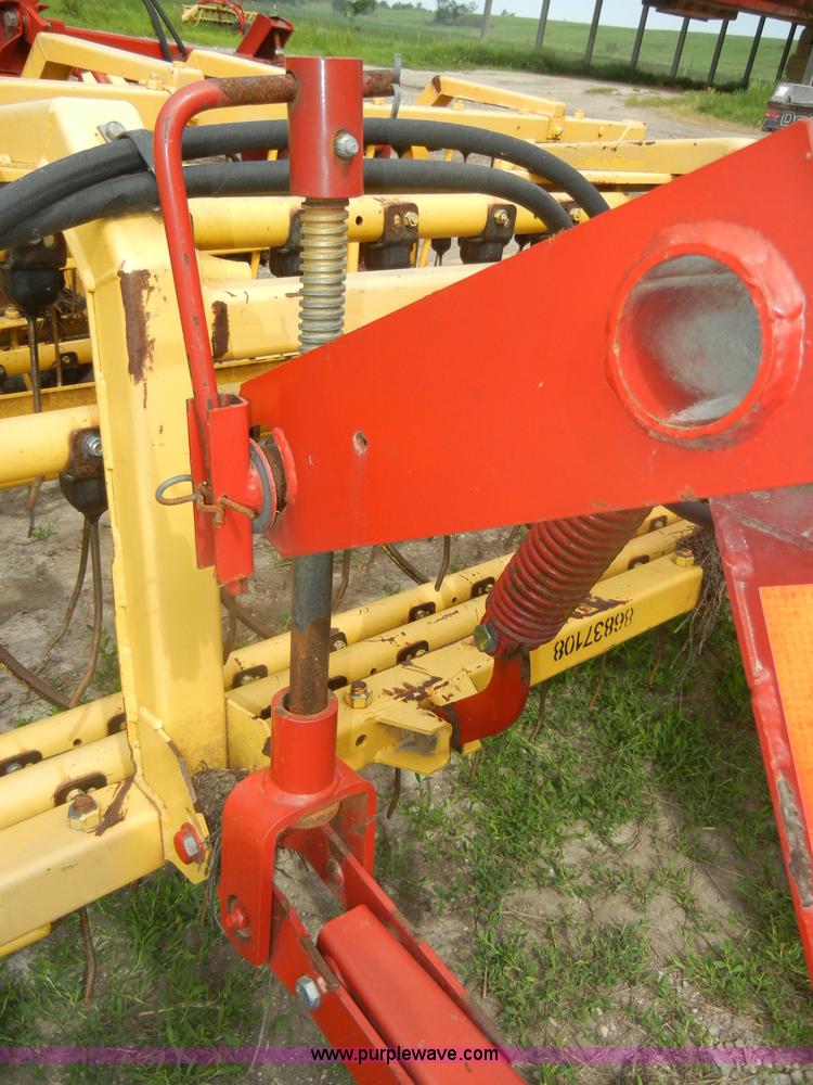 image for item D4073 2005 New Holland 216 twin rake