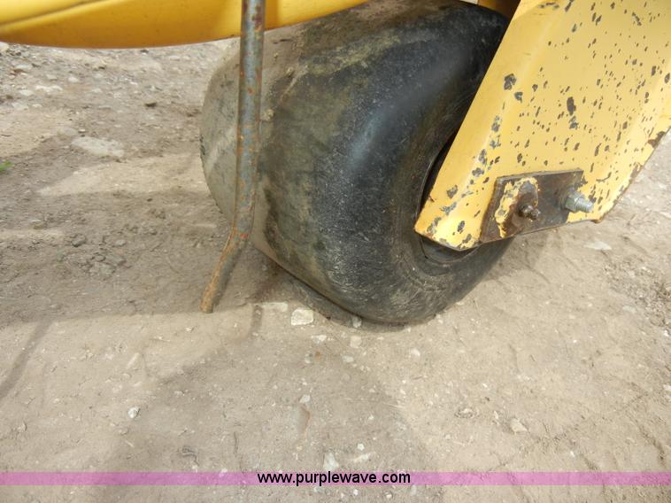 image for item D4073 2005 New Holland 216 twin rake