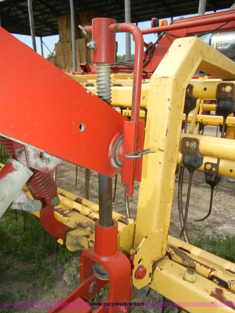 image for item D4073 2005 New Holland 216 twin rake