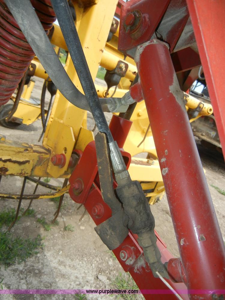 image for item D4073 2005 New Holland 216 twin rake