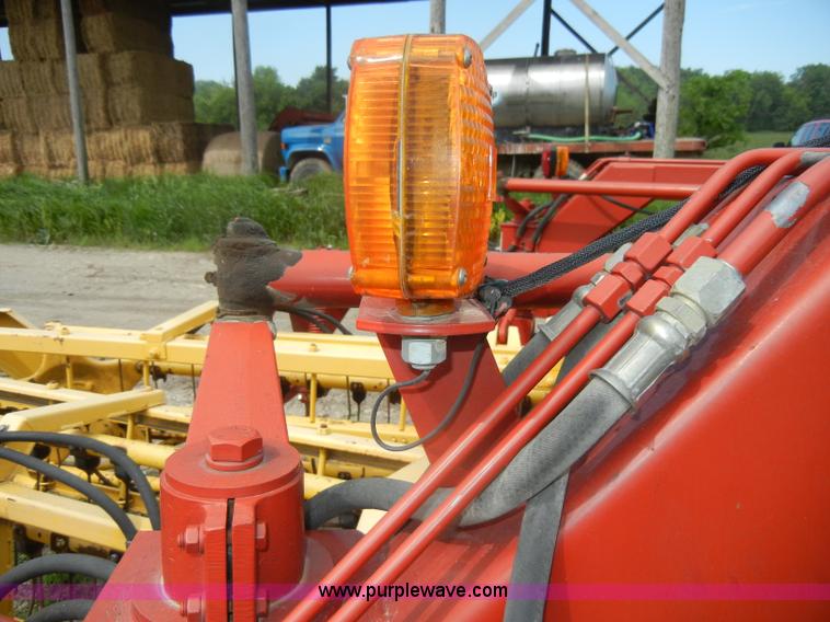 image for item D4073 2005 New Holland 216 twin rake