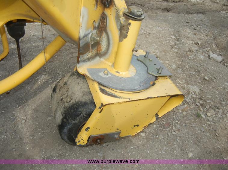 image for item D4073 2005 New Holland 216 twin rake