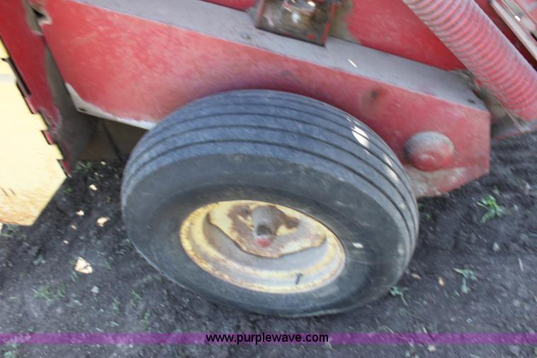 image for item D7840 1977 New Holland 845 round baler