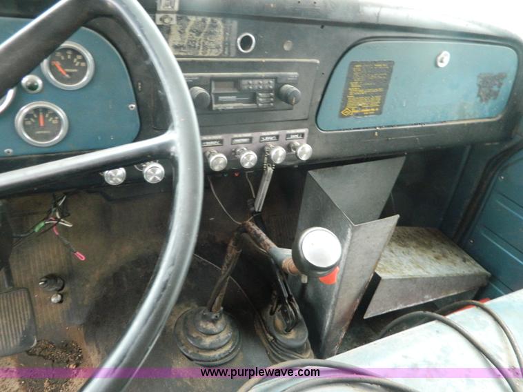 image for item T9798 1973 International 1700 grain truck