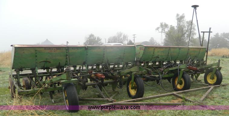 image for item T9801 (2) John Deere LZB 10-14 hoe drills