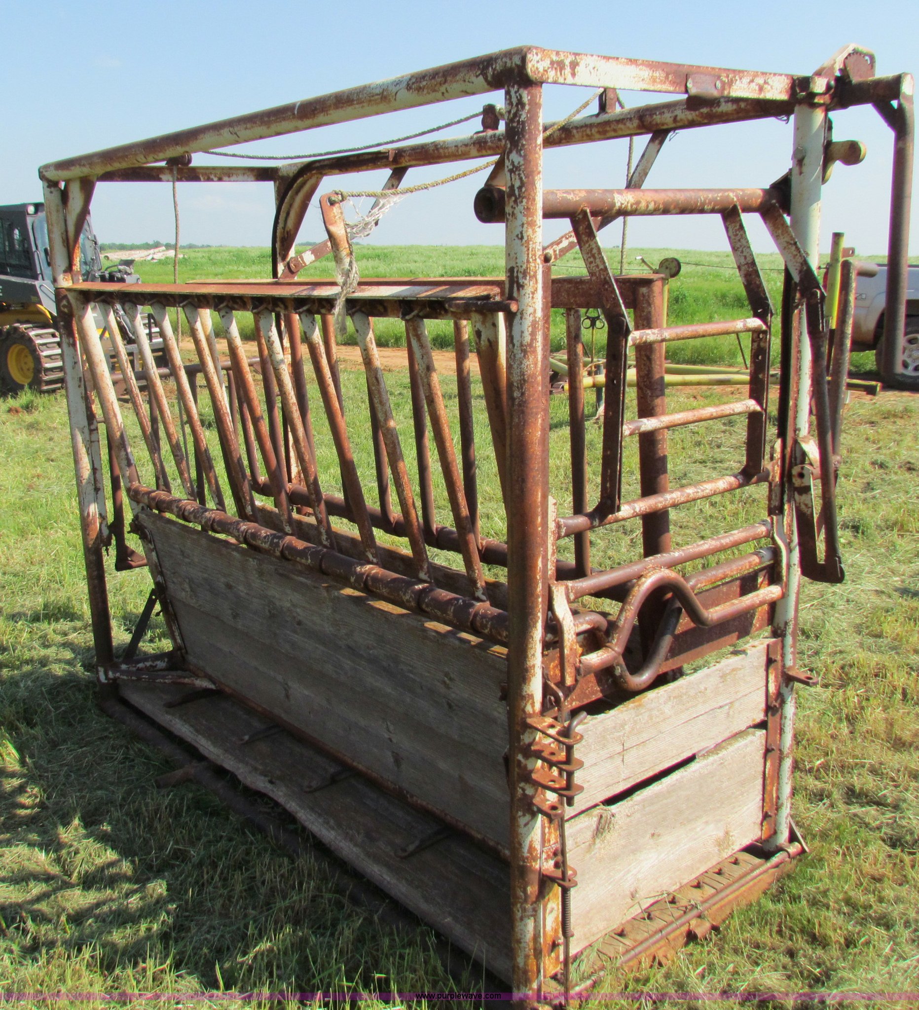 WW cattle squeeze chute in Hardtner, KS Item B7241 sold Purple Wave