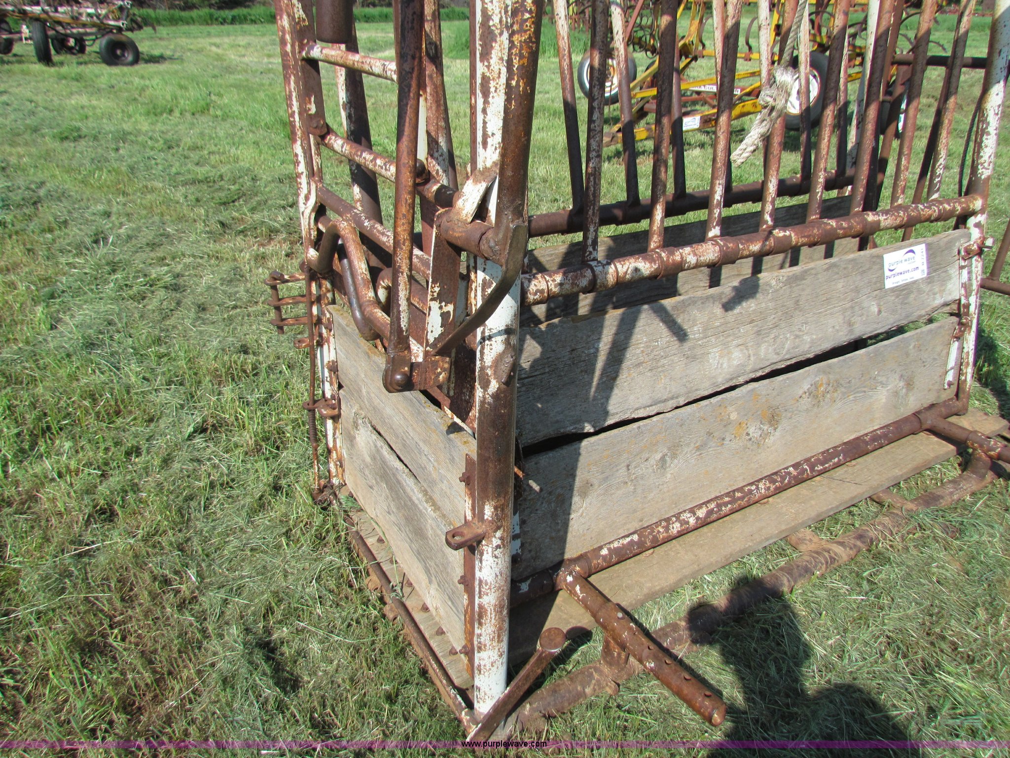 WW cattle squeeze chute in Hardtner, KS Item B7241 sold Purple Wave