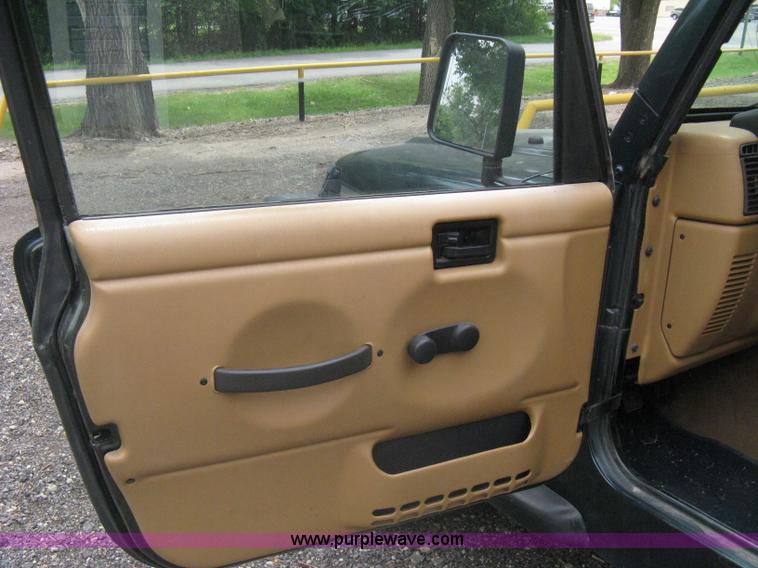 image for item A6368 1998 Jeep Wrangler SUV