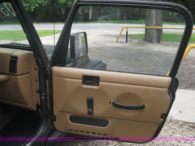 image for item A6368 1998 Jeep Wrangler SUV