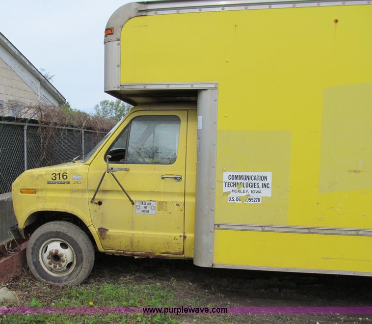 image for item A8302 1989 Ford E350 box truck