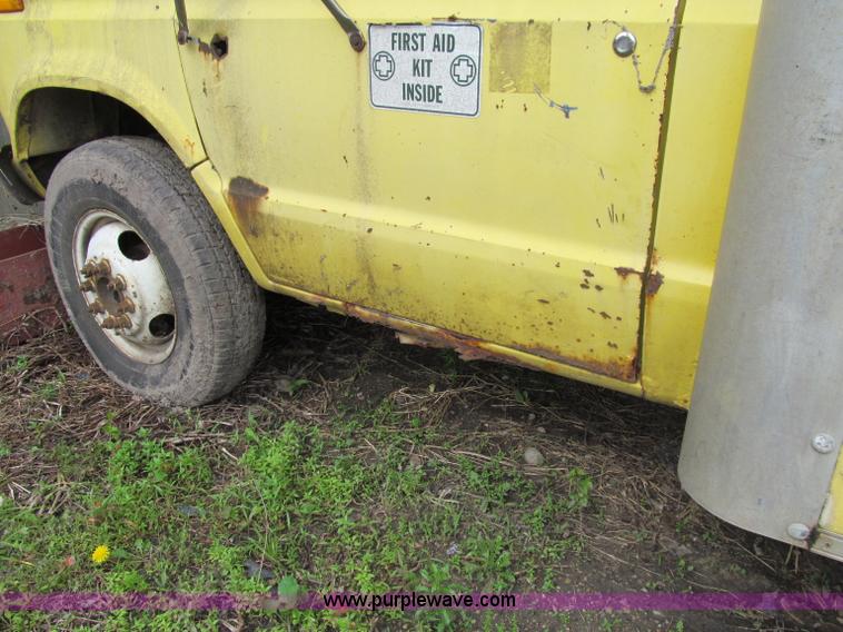 image for item A8302 1989 Ford E350 box truck