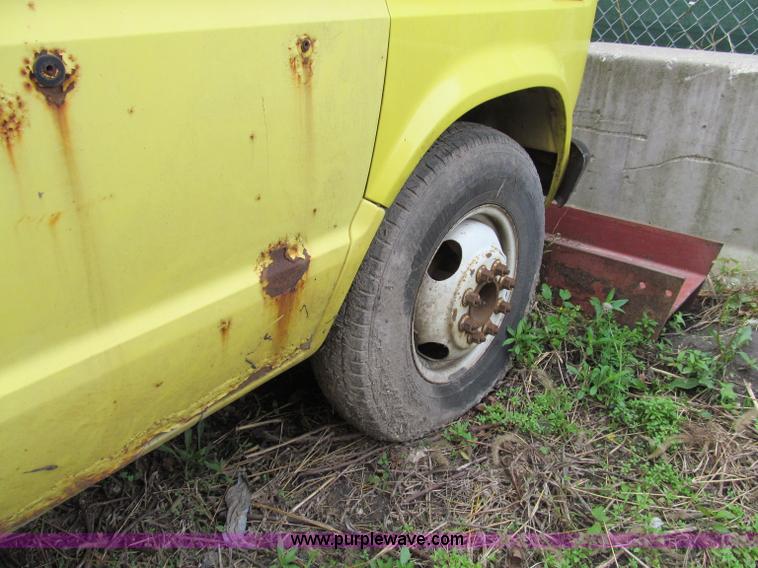 image for item A8302 1989 Ford E350 box truck