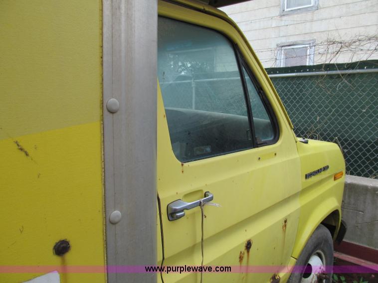 image for item A8302 1989 Ford E350 box truck