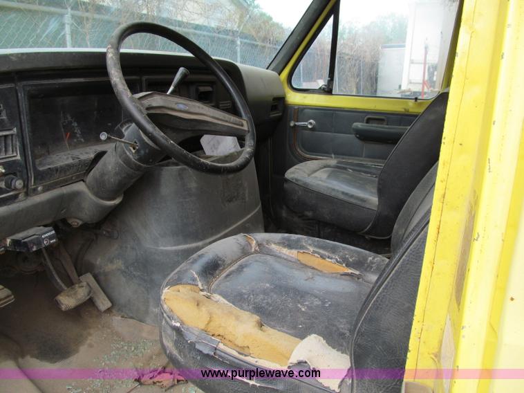 image for item A8302 1989 Ford E350 box truck