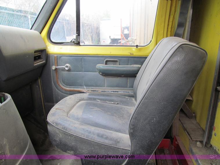 image for item A8302 1989 Ford E350 box truck