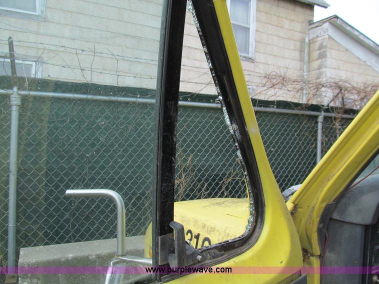 image for item A8302 1989 Ford E350 box truck