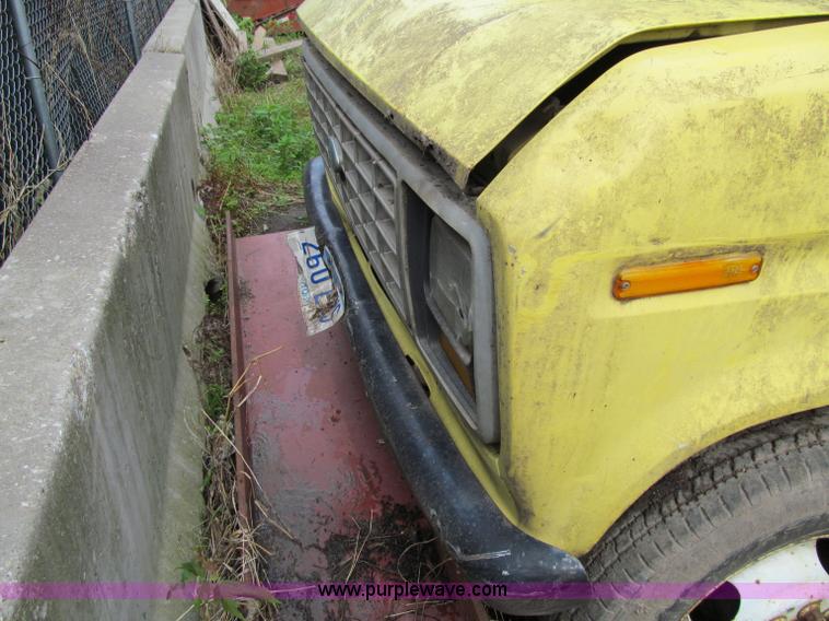 image for item A8302 1989 Ford E350 box truck