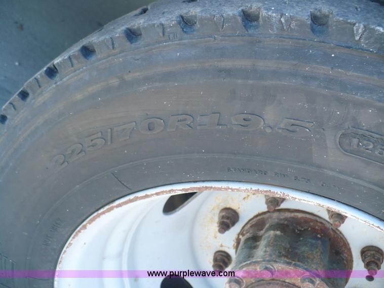 image for item B1280 2002 Ford F550 utility pickup truck