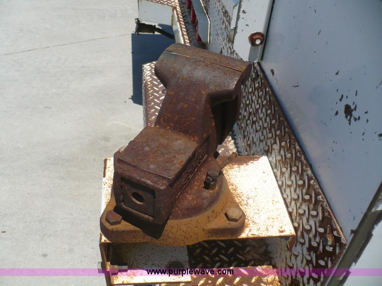 image for item B1280 2002 Ford F550 utility pickup truck