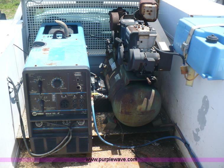 image for item B1280 2002 Ford F550 utility pickup truck