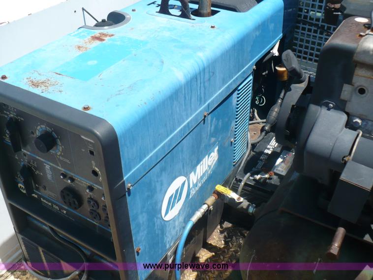 image for item B1280 2002 Ford F550 utility pickup truck