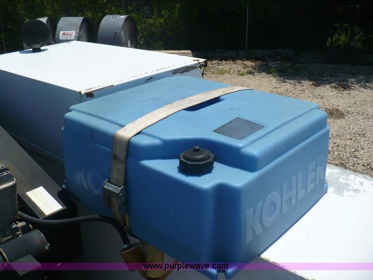 image for item B1280 2002 Ford F550 utility pickup truck